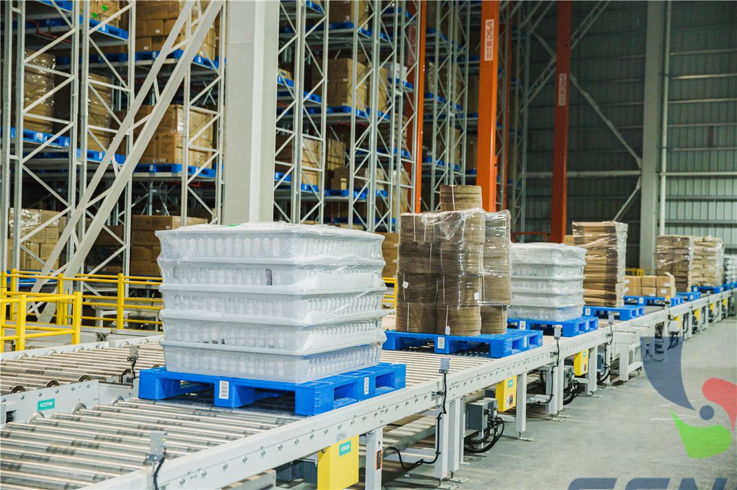 Băng tải pallet trong kho 